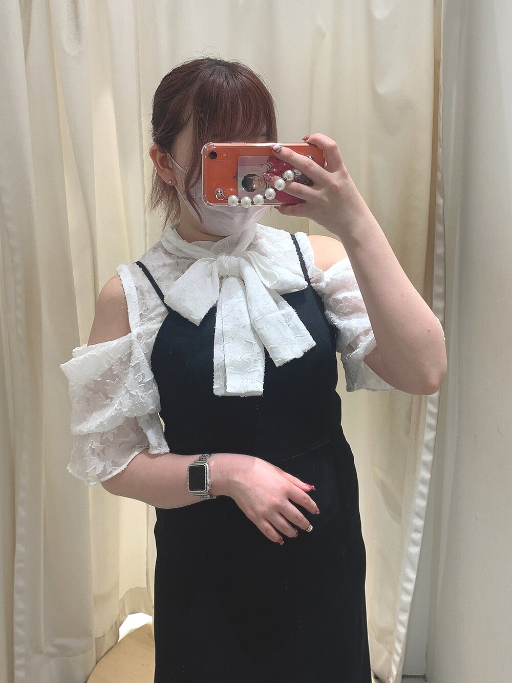 ブラック系のワンピース、ホワイト系のシャツ/ブラウスを着用したレディースの夏コーディネートの2枚目の写真