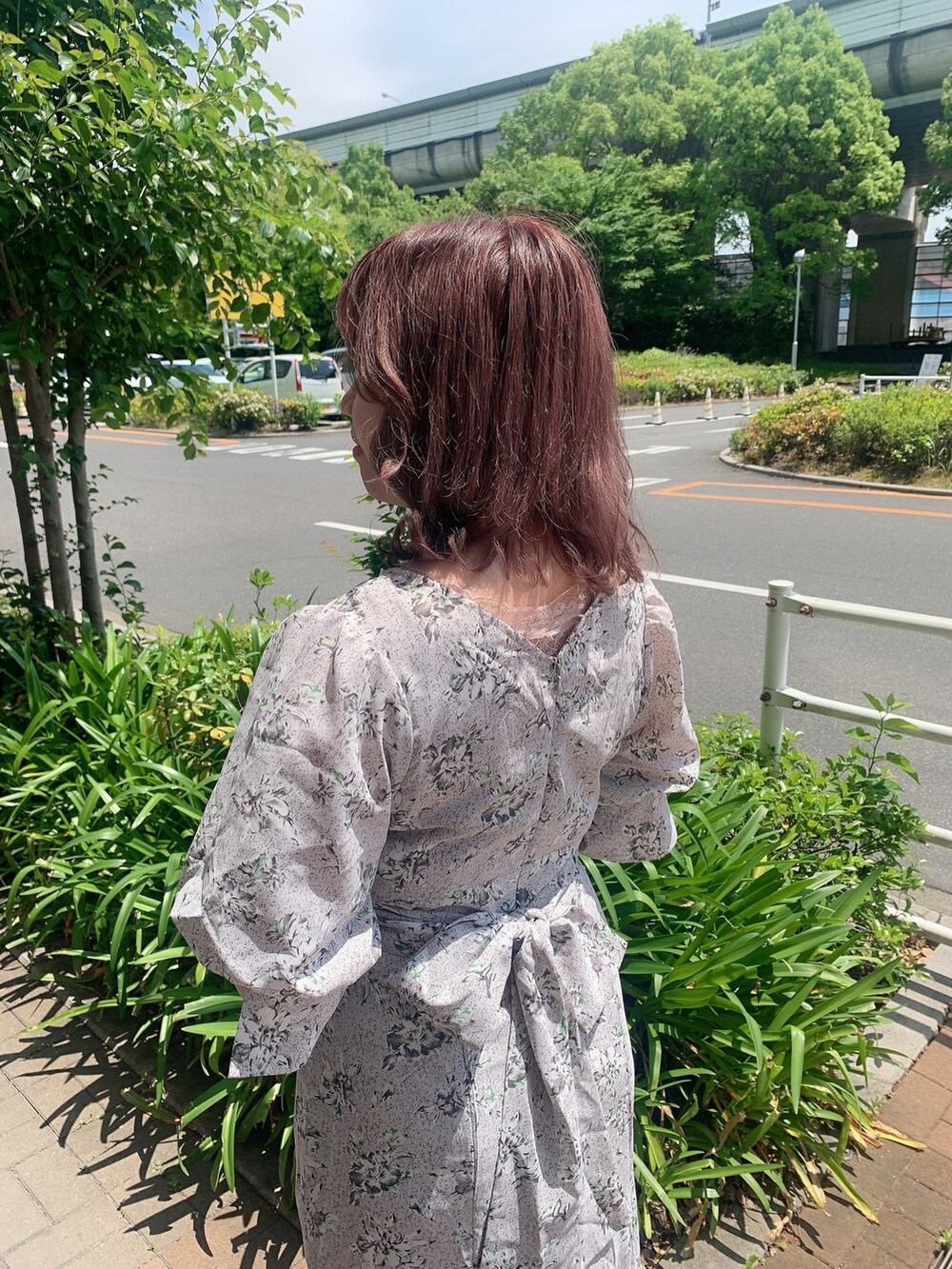 グレー系のワンピース、ホワイト系のサンダルを着用したレディースの春コーディネートの2枚目の写真