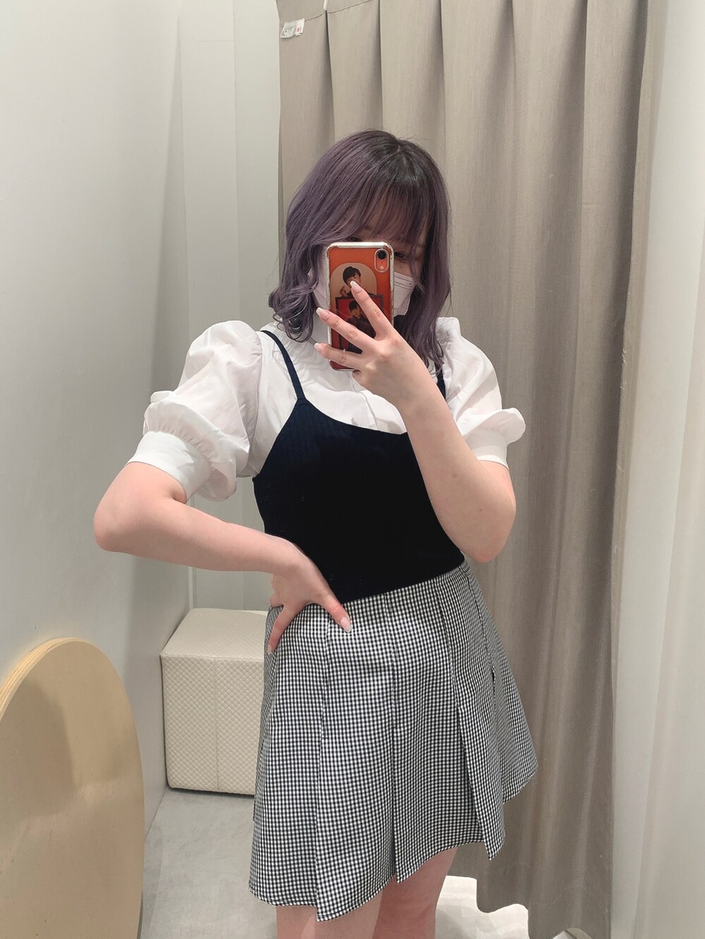 ホワイト系のシャツ/ブラウス、ブラック系のニット/セーター、その他のスカートを着用したレディースの春コーディネートの2枚目の写真