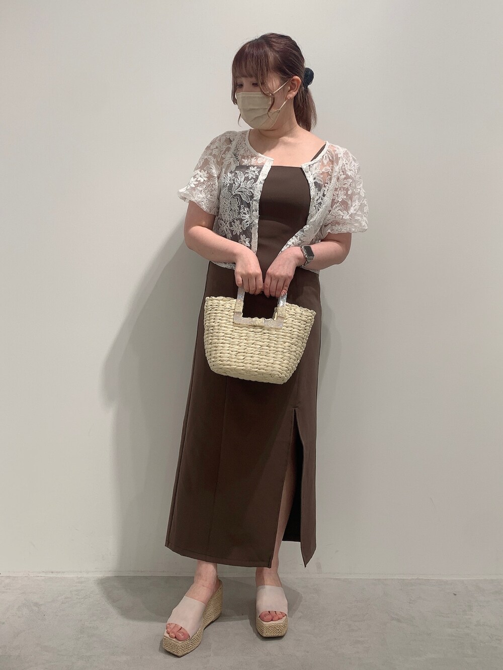 ホワイト系のシャツ/ブラウス、ブラウン系のワンピース、ホワイト系のサンダルを着用したレディースの夏コーディネートの2枚目の写真