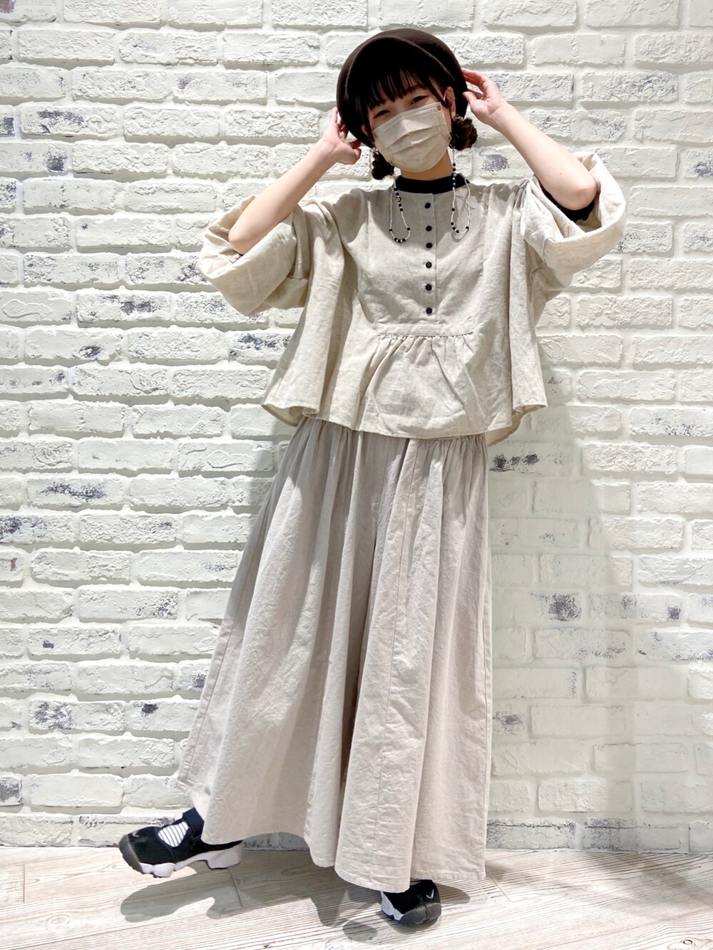 「春服みてみて、春コーデ、シンプル、カジュアル、春、ゆるコーデ、着回しコーデ、パンツスタイル、ビッグシルエット、SM2、低身長コーデ、淡色コーデ、ワントーンコーデ、ベージュ、ナチュラル」|「Samansa Mos2のスタンドカラーギャザーブラウス(シャツ/ブラウス、ベージュ系)」を使った、かとういおりさん(レディース・153cm)の春コーディネートの3枚目の写真