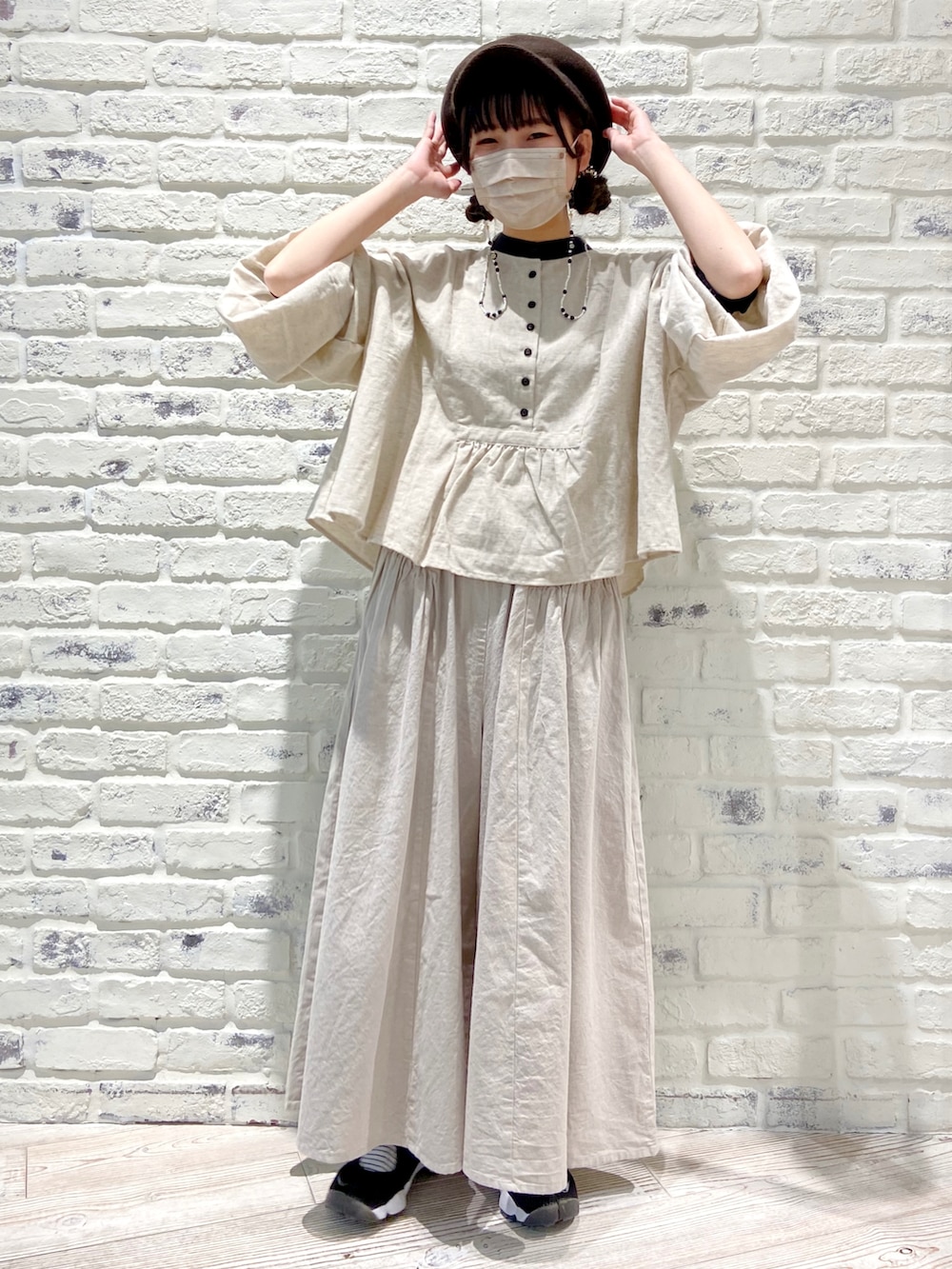 「春服みてみて、春コーデ、シンプル、カジュアル、春、ゆるコーデ、着回しコーデ、パンツスタイル、ビッグシルエット、SM2、低身長コーデ、淡色コーデ、ワントーンコーデ、ベージュ、ナチュラル」|「Samansa Mos2のスタンドカラーギャザーブラウス(シャツ/ブラウス、ベージュ系)」を使った、かとういおりさん(レディース・153cm)の春コーディネートの2枚目の写真