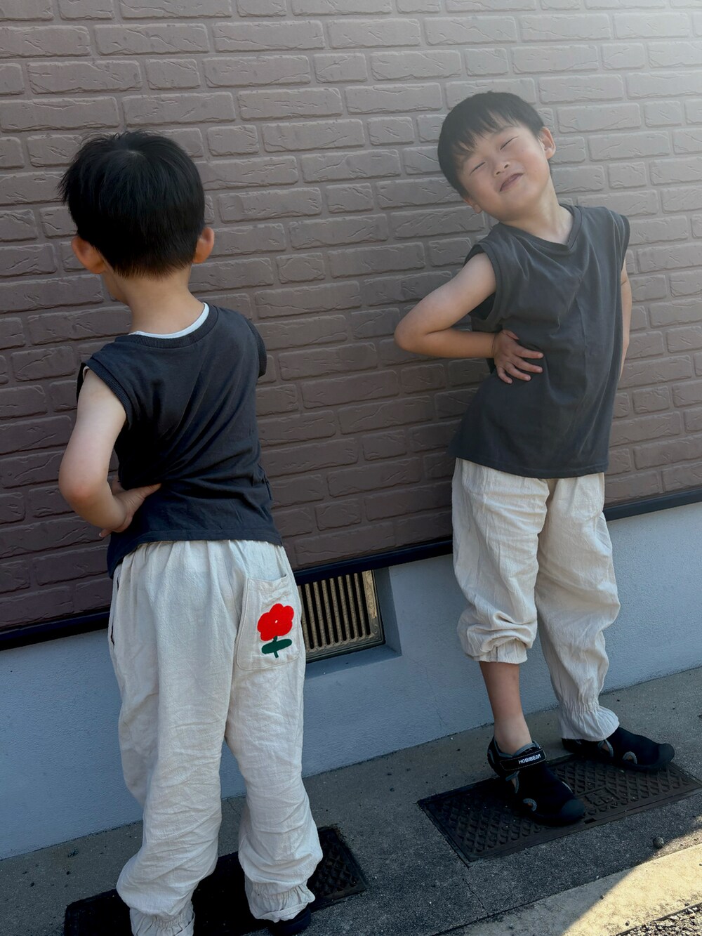 グレー系のタンクトップ、ホワイト系のその他パンツを着用したキッズの夏コーディネートの2枚目の写真