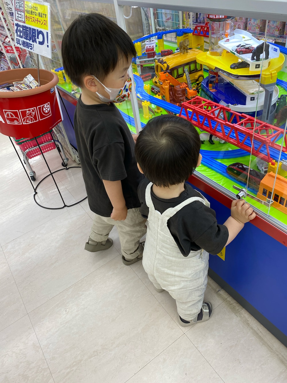「麻、サロペット、兄弟コーディネート、リンクコーデ、白黒、おそろいコーデ、キッズファッション、プラレール」｜「PUPPAPUPOのストレッチ Tシャツ 半袖 80/90/100/110 ベビー服 子供服（Tシャツ/カットソー、ブラック系）」を使った、tai_tenさん（キッズ・100cm）の夏コーディネートの2枚目の写真