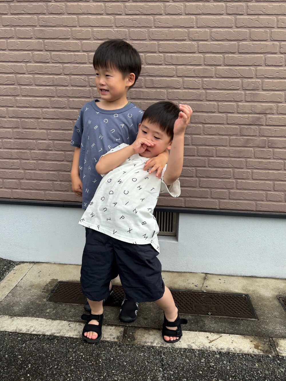 ホワイト系のTシャツ/カットソー、グレー系のTシャツ/カットソー、ブルー系のパンツを着用したキッズの夏コーディネートの2枚目の写真