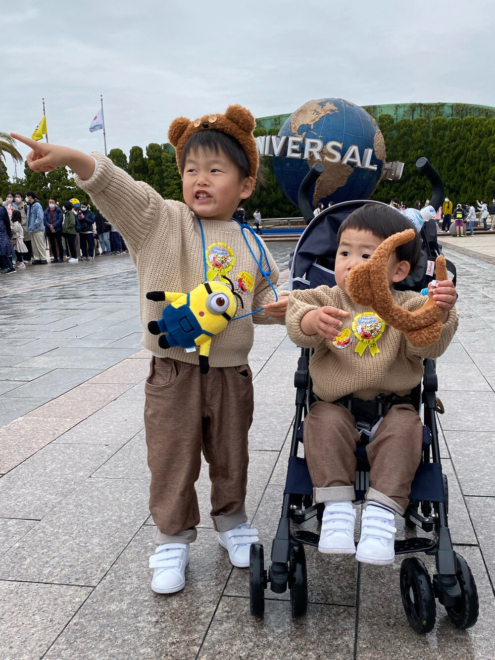 「ユニバ、USJ、ティムコーデ、キッズファッション、兄弟コーディネート」｜「西松屋のアイテム（ニット/セーター、ベージュ系）」を使った、tai_tenさん（キッズ・100cm）の春コーディネートの2枚目の写真