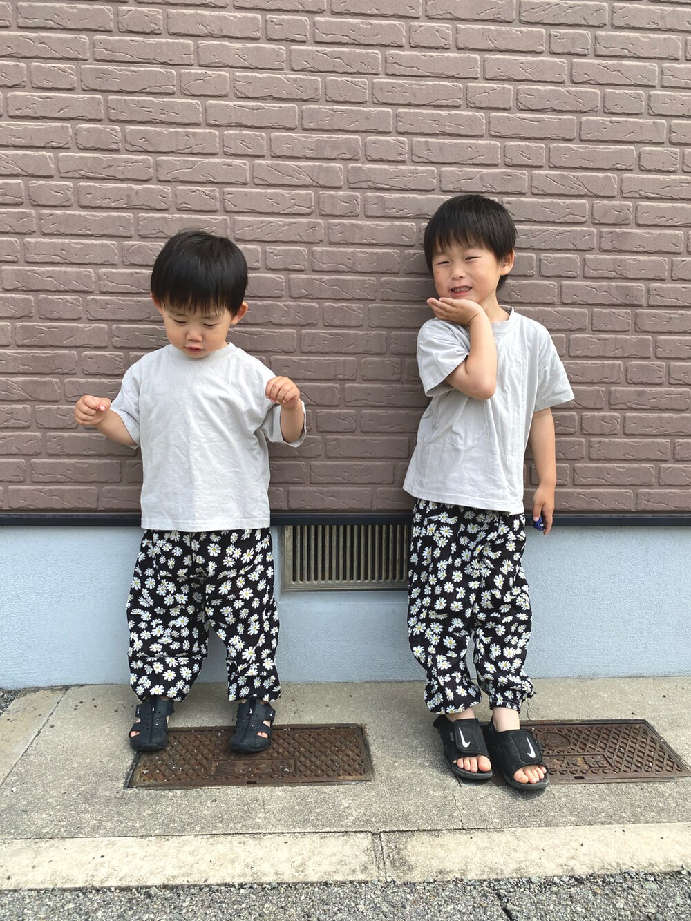 グレー系のTシャツ/カットソー、グレー系のTシャツ/カットソー、ブラック系のパンツを着用したキッズの夏コーディネートの2枚目の写真