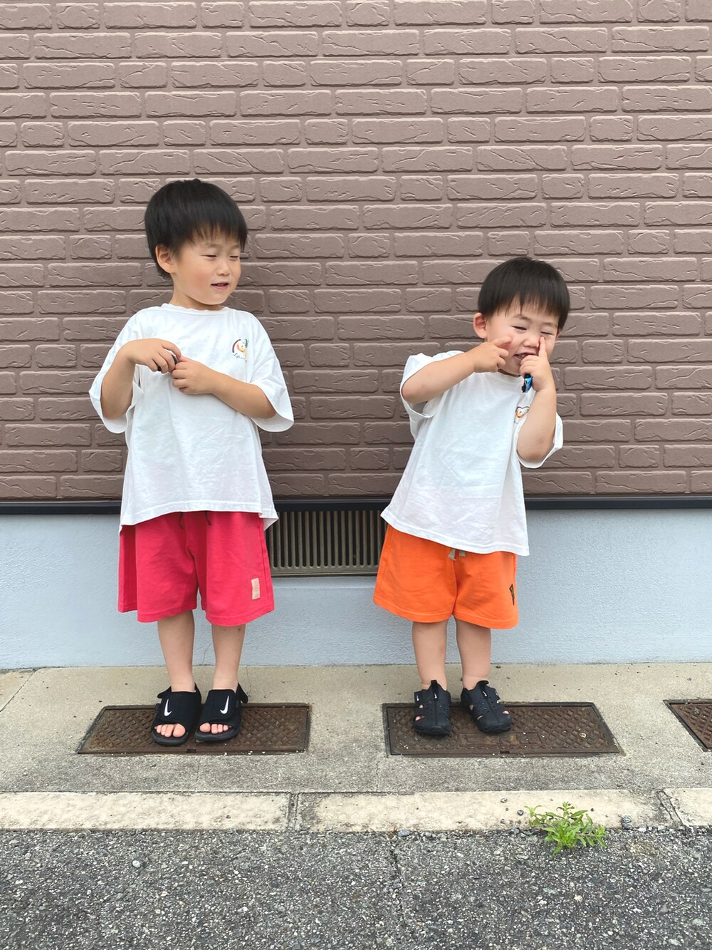 ホワイト系のTシャツ/カットソー、レッド系のその他パンツ、オレンジ系のその他パンツを着用したキッズの夏コーディネートの2枚目の写真