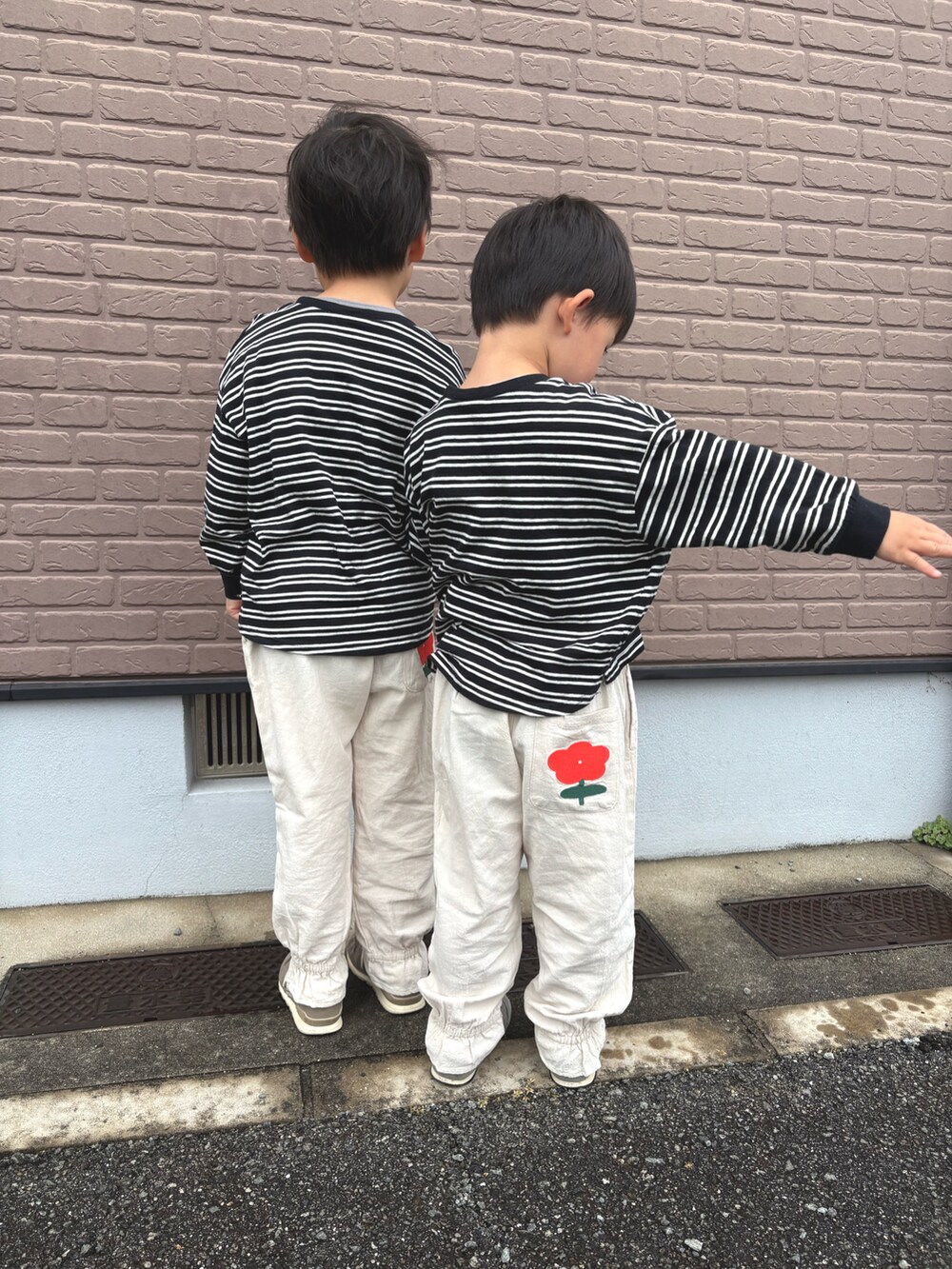 「BREEZEの【WEB限定】カラバリ無地・ボーダーTシャツ（Tシャツ/カットソー、ブラック系）」を使った、tai_tenさん（キッズ・120cm）の春コーディネートの2枚目の写真