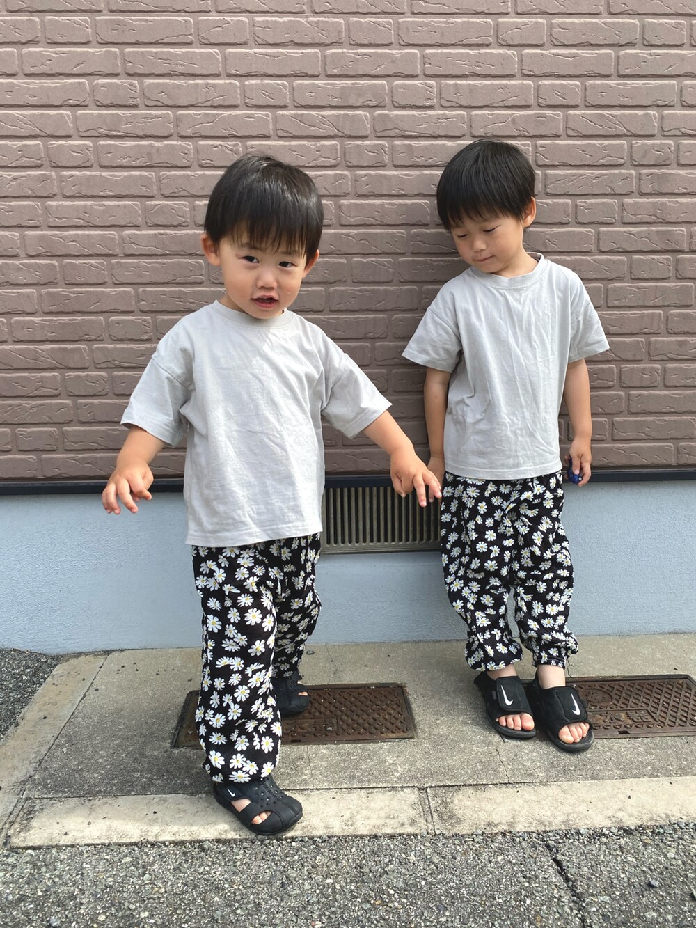 グレー系のTシャツ/カットソー、グレー系のTシャツ/カットソー、ブラック系のパンツを着用したキッズの夏コーディネートの3枚目の写真