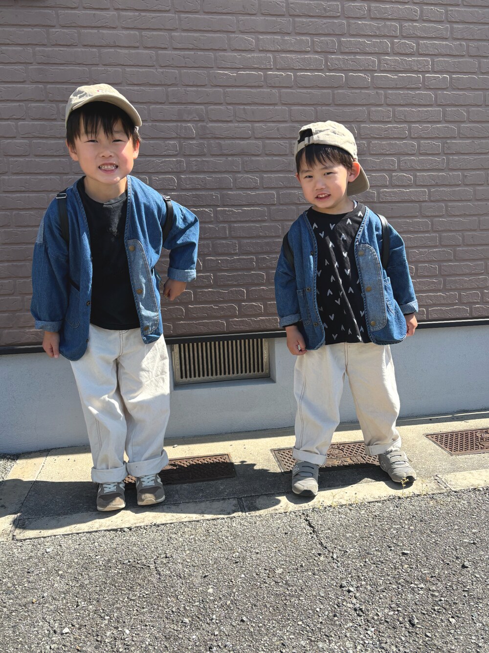 ブルー系のデニムジャケット、ブラック系のTシャツ/カットソー、ブラック系のTシャツ/カットソーを着用したキッズの春コーディネートの2枚目の写真