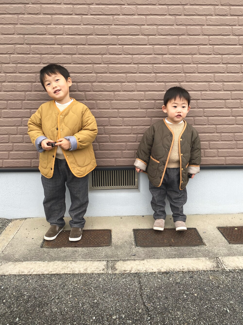 「冬を彩る色いろコーデ、キルティング、マスタード、モカ、チェック、キッズコーデ、兄弟コーディネート」｜「MARKEY'Sのアイテム（ノーカラージャケット、イエロー系）」を使った、tai_tenさん（キッズ・110cm）の冬コーディネートの2枚目の写真