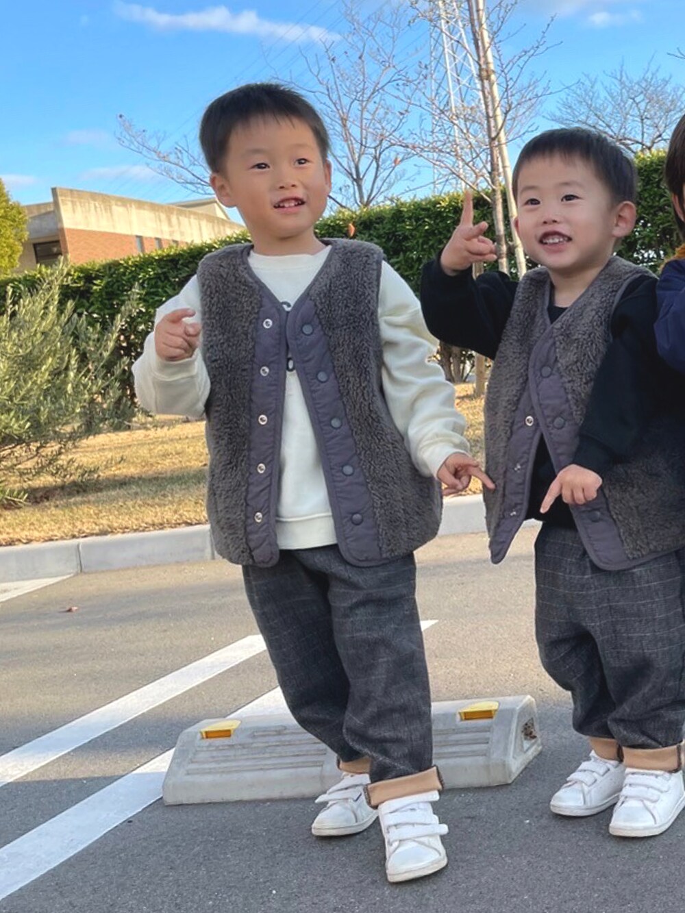 ホワイト系のスウェット、ブラック系のスウェット、グレー系のパンツを着用したキッズの冬コーディネートの2枚目の写真