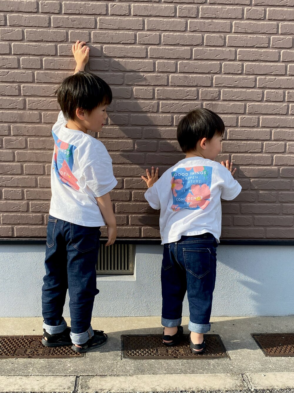 「白Tシャツ、バックプリント、デニム、夏だ！Tシャツ着よう！、シンプルコーデ、キッズコーデ」｜「BREEZEのボックスロゴリゾートTシャツ（Tシャツ/カットソー、ホワイト系）」を使った、tai_tenさん（キッズ・110cm）の春コーディネートの2枚目の写真