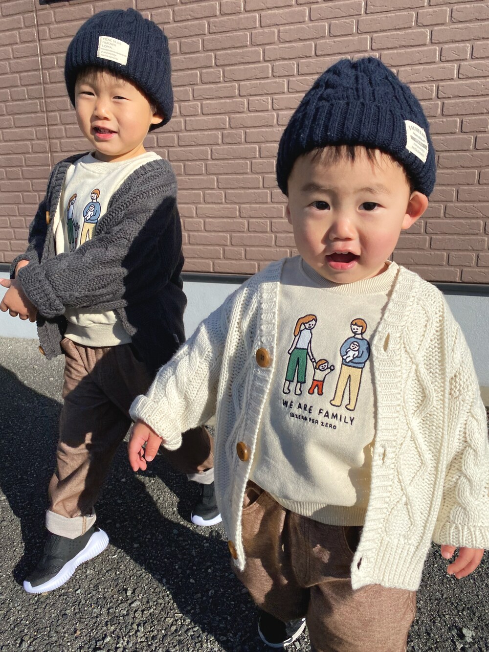 ベージュ系のスウェット、ブラウン系のその他パンツ、ブラック系のスニーカーを着用したキッズの冬コーディネートの2枚目の写真