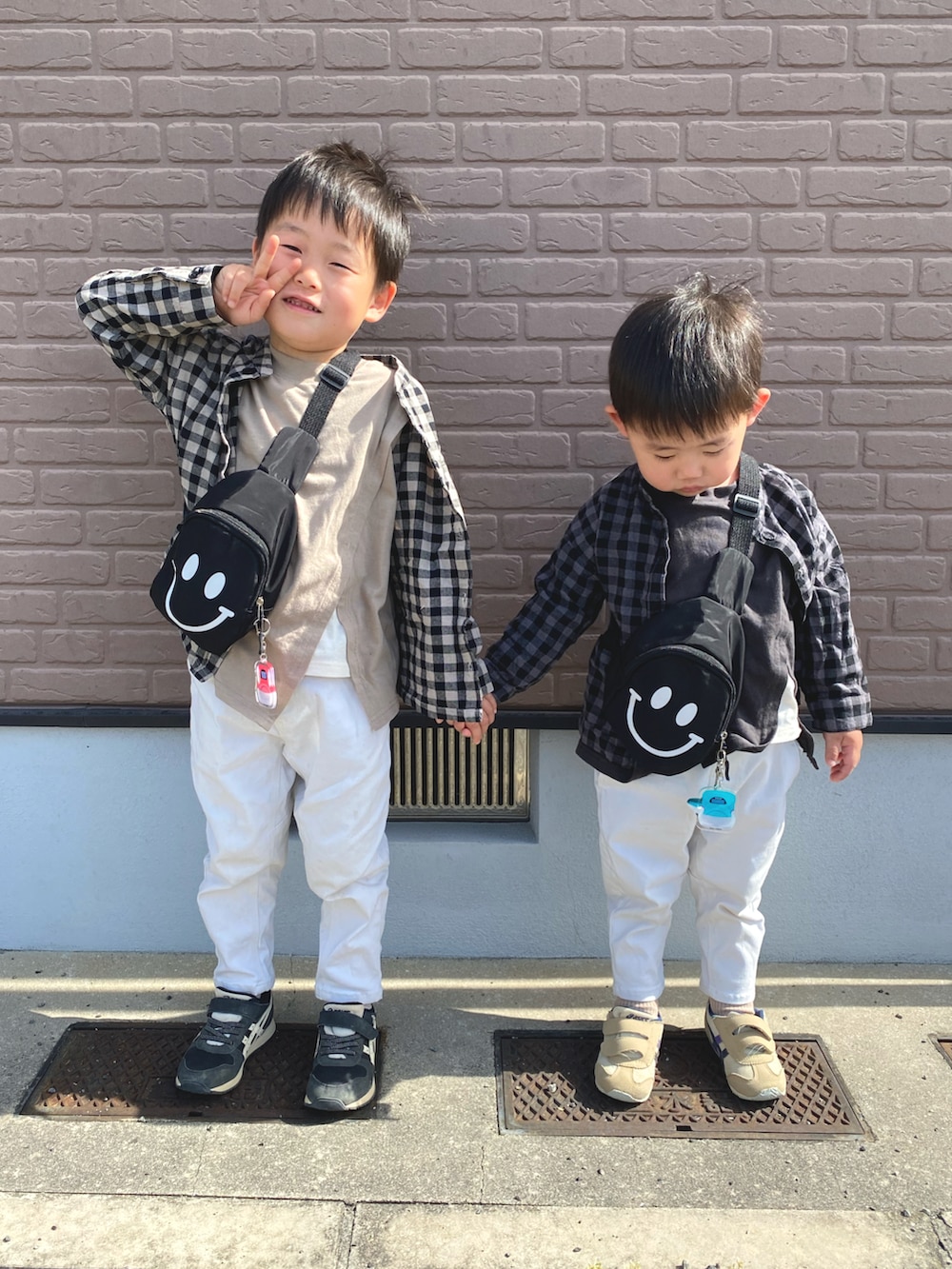 「チェックシャツ、白パンツ、春コーデ、キッズファッション、兄弟コーディネート、ファッションを楽しもう」｜「Ma Lumiereのアイテム（シャツ/ブラウス、ブラック系）」を使った、tai_tenさん（キッズ・110cm）の春コーディネートの2枚目の写真