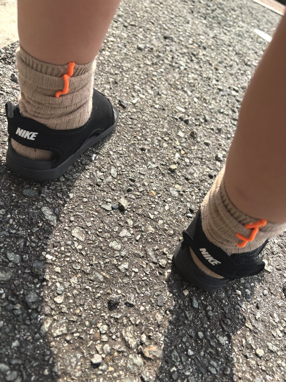 ホワイト系のTシャツ/カットソー、ホワイト系のスウェットパンツ、ホワイト系の帽子を着用したキッズの夏コーディネートの2枚目の写真