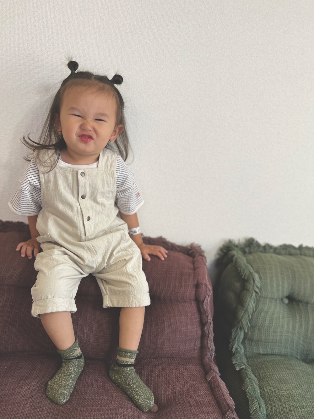 ホワイト系のTシャツ/カットソー、ベージュ系のオールインワン・サロペット、グリーン系のソックス/靴下を着用したキッズの春コーディネートの2枚目の写真