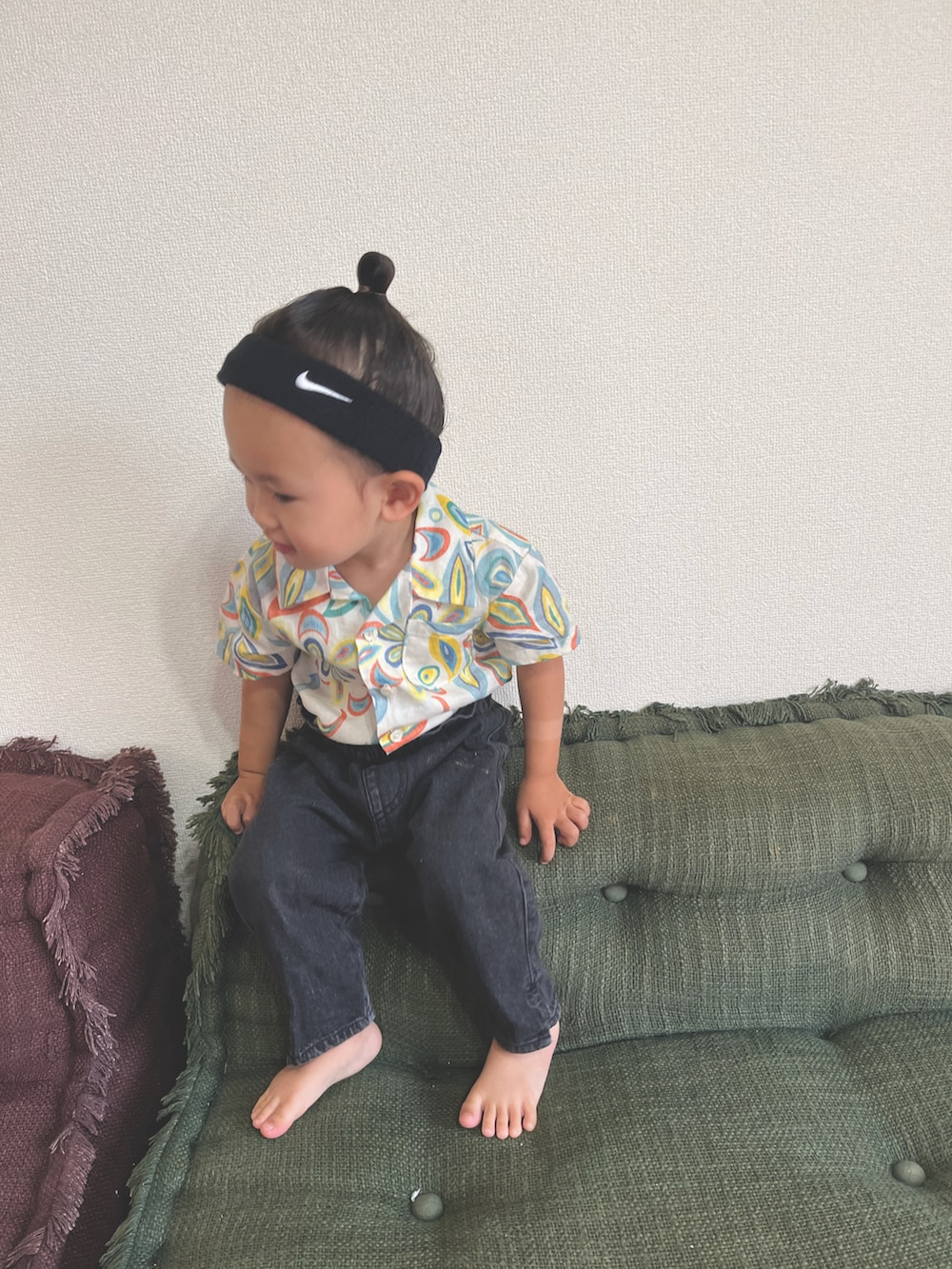 ブラック系のデニムパンツ、ブラック系のヘアバンドを着用したキッズの夏コーディネートの2枚目の写真