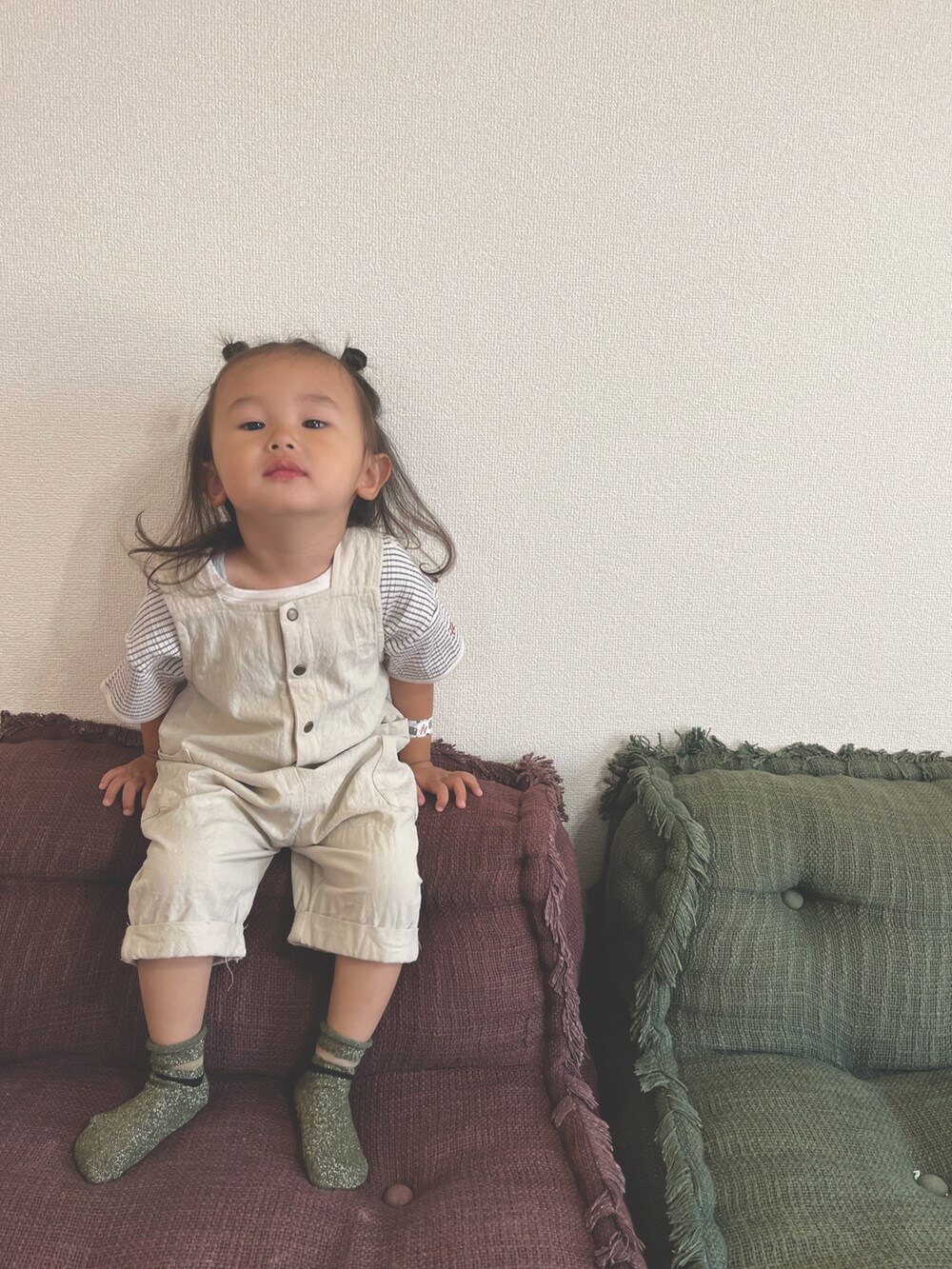 ホワイト系のTシャツ/カットソー、ベージュ系のオールインワン・サロペット、グリーン系のソックス/靴下を着用したキッズの春コーディネートの4枚目の写真