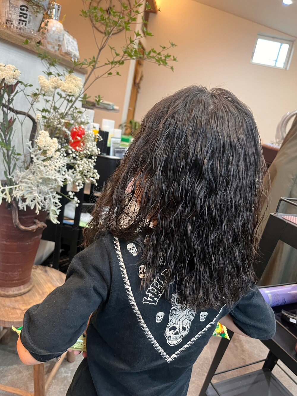 ブラック系のトップスを着用したキッズの秋コーディネートの2枚目の写真