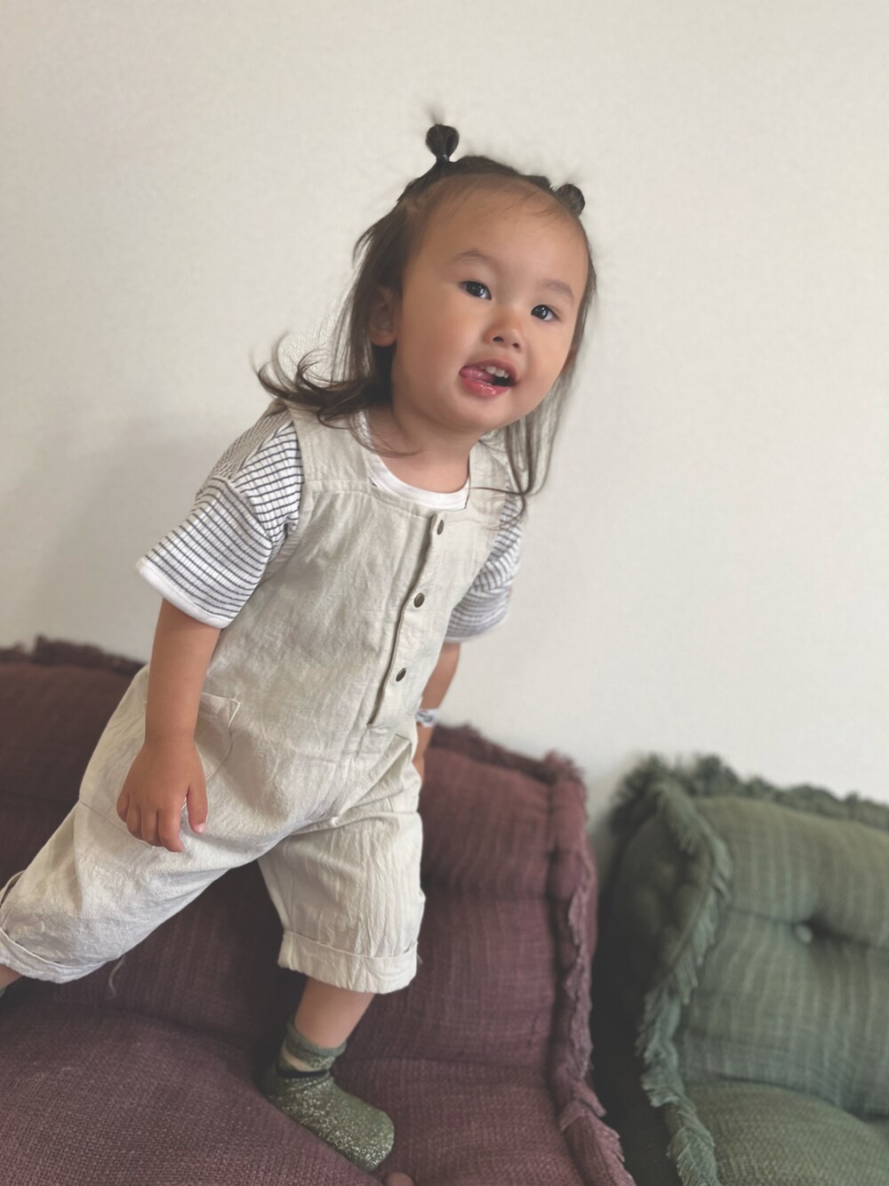 ホワイト系のTシャツ/カットソー、ベージュ系のオールインワン・サロペット、グリーン系のソックス/靴下を着用したキッズの春コーディネートの5枚目の写真