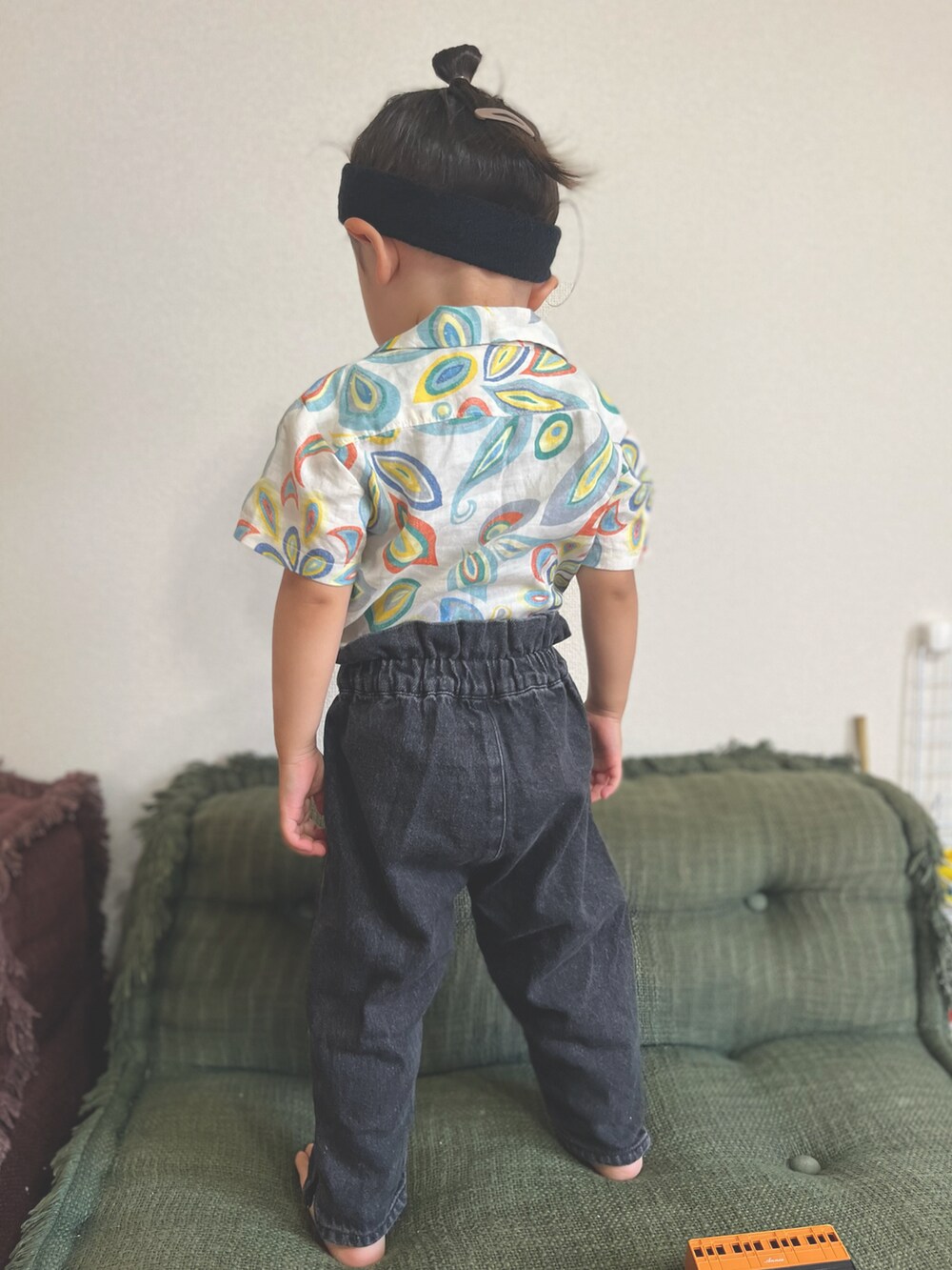 ブラック系のデニムパンツ、ブラック系のヘアバンドを着用したキッズの夏コーディネートの3枚目の写真