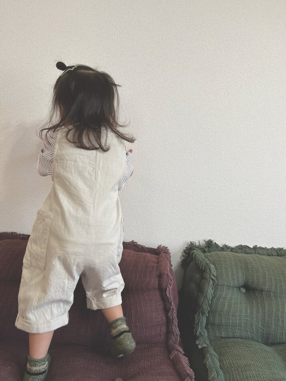 ホワイト系のTシャツ/カットソー、ベージュ系のオールインワン・サロペット、グリーン系のソックス/靴下を着用したキッズの春コーディネートの3枚目の写真