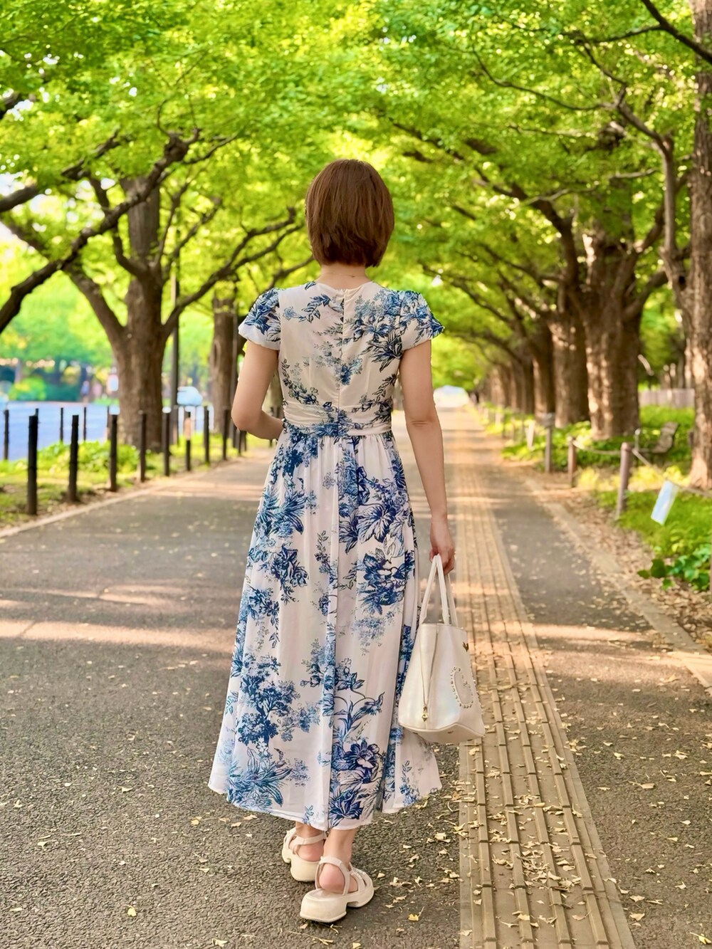 ホワイト系のワンピース/ドレスを着用したレディースの秋コーディネートの2枚目の写真