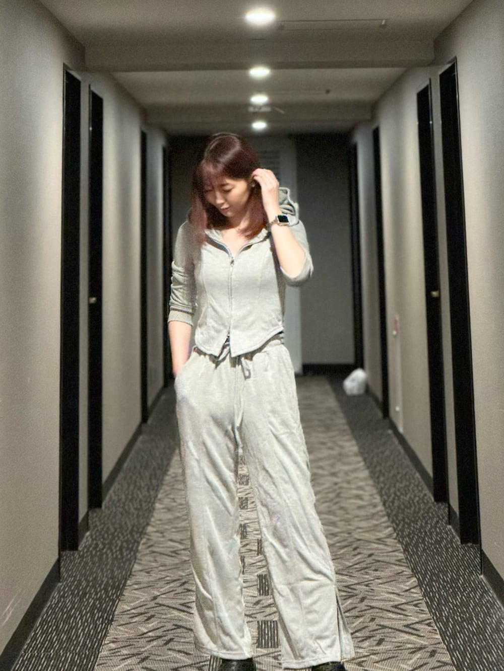 グレー系のルームウェアを着用したレディースの冬コーディネートの3枚目の写真