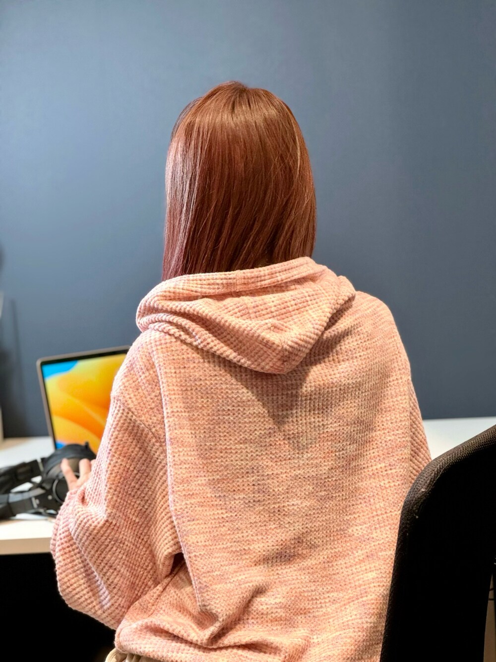 ピンク系のトップスを着用したレディースの冬コーディネートの2枚目の写真