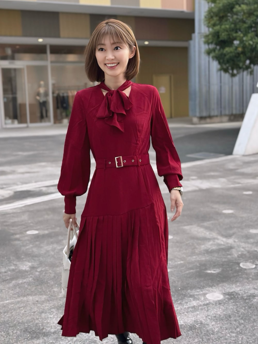 レッド系のワンピース/ドレスを着用したレディースの冬コーディネートの2枚目の写真