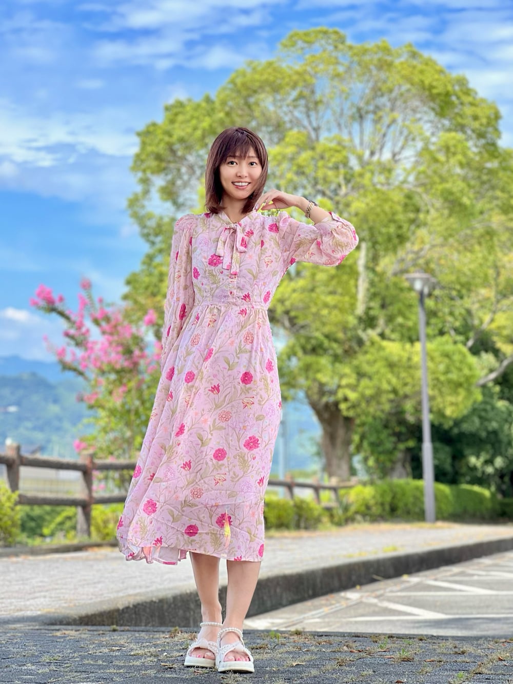 ピンク系のワンピースを着用したレディースの秋コーディネートの3枚目の写真