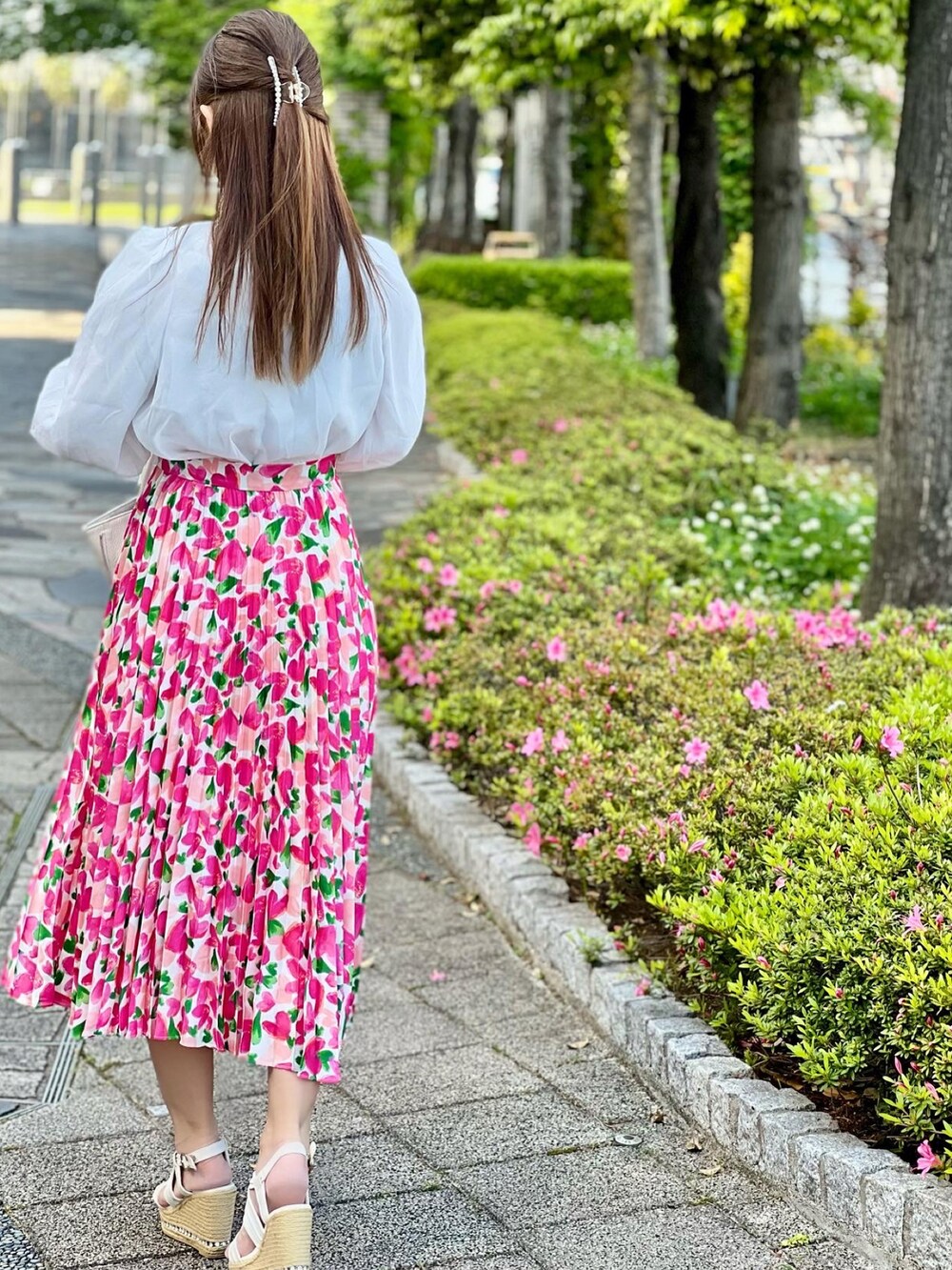 ホワイト系のシャツ/ブラウス、ピンク系のスカート、ホワイト系のサンダルを着用したレディースの春コーディネートの2枚目の写真