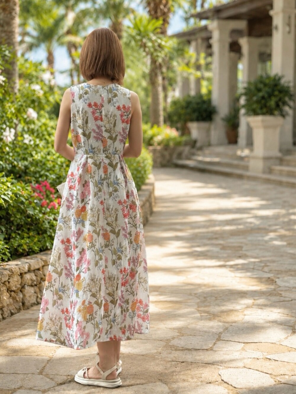 ホワイト系のワンピース/ドレスを着用したレディースの夏コーディネートの2枚目の写真