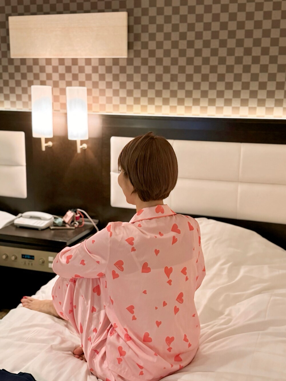 ピンク系のルームウェアを着用したレディースの春コーディネートの3枚目の写真