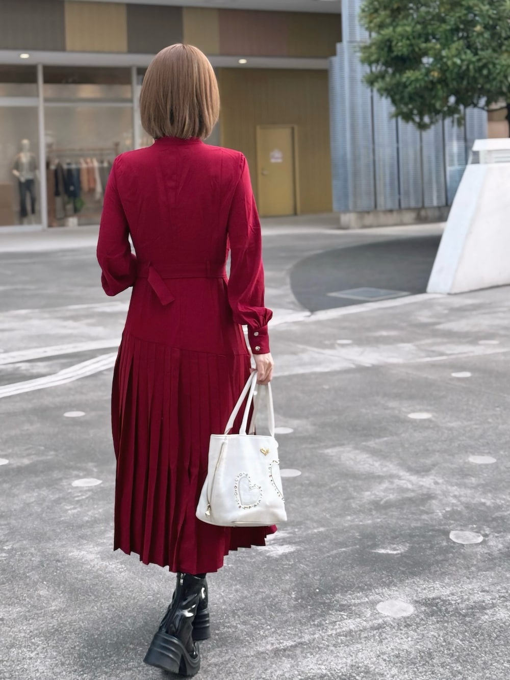 レッド系のワンピース/ドレスを着用したレディースの冬コーディネートの3枚目の写真