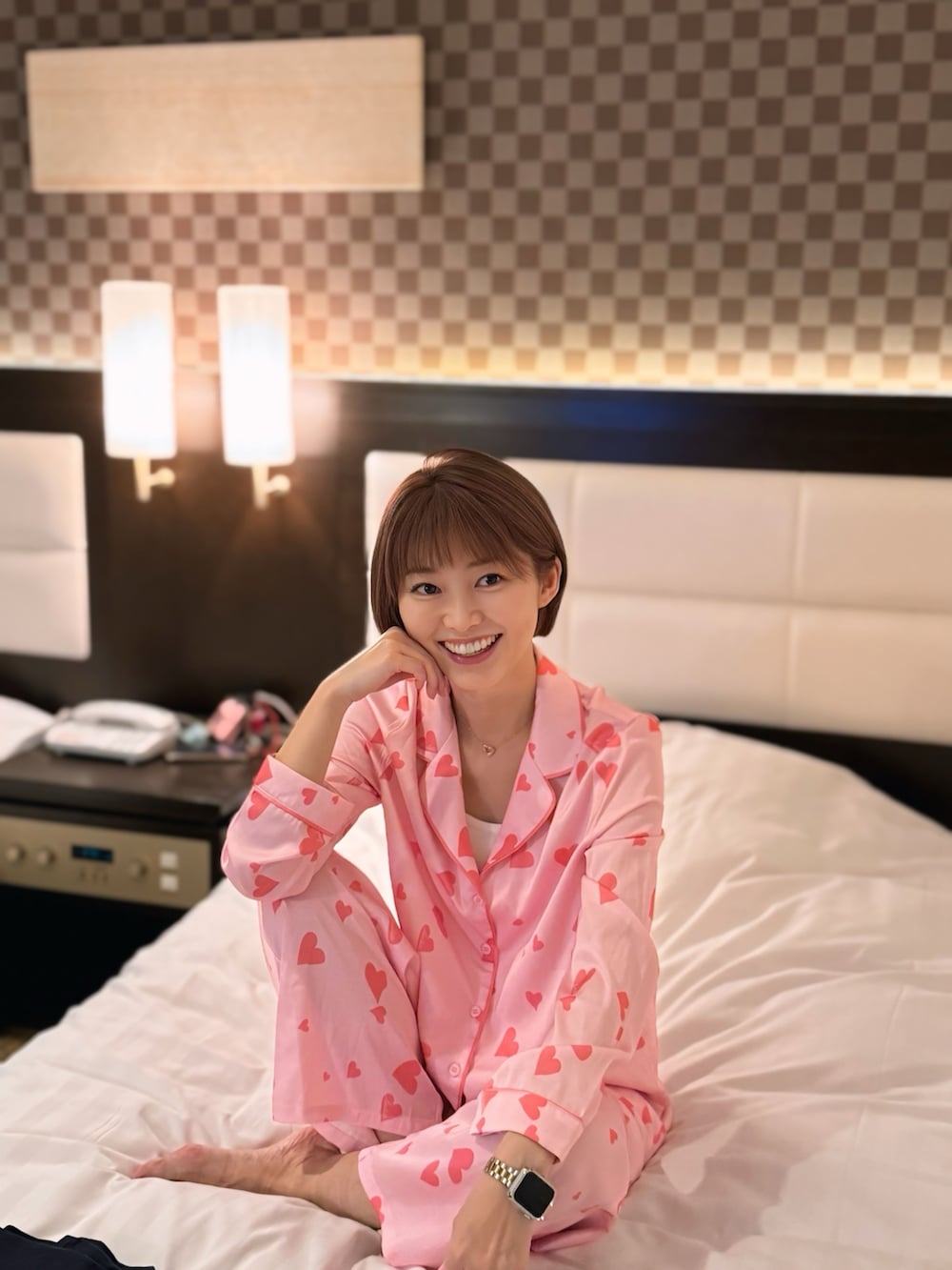 ピンク系のルームウェアを着用したレディースの春コーディネートの2枚目の写真