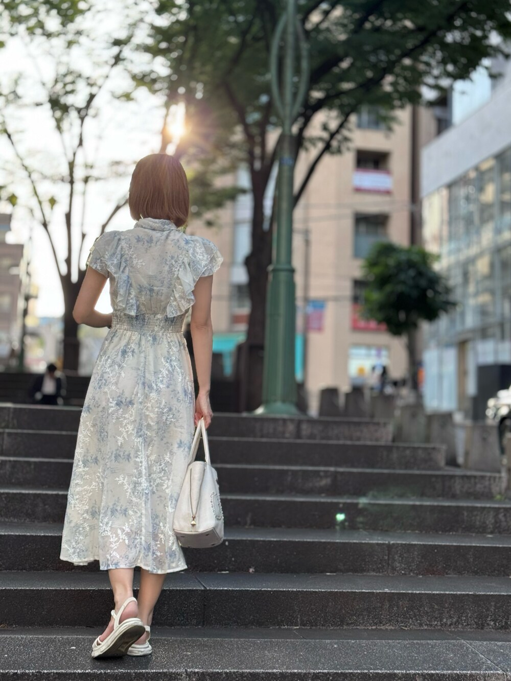 ブルー系のワンピース/ドレスを着用したレディースの春コーディネートの2枚目の写真