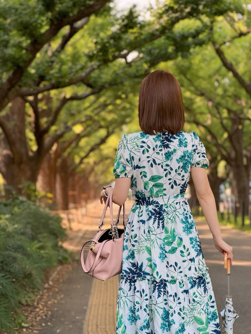 グリーン系のワンピース/ドレスを着用したレディースの夏コーディネートの2枚目の写真