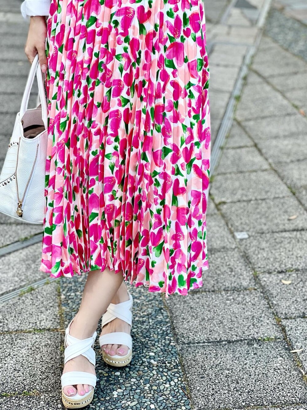 ホワイト系のシャツ/ブラウス、ピンク系のスカート、ホワイト系のサンダルを着用したレディースの春コーディネートの4枚目の写真