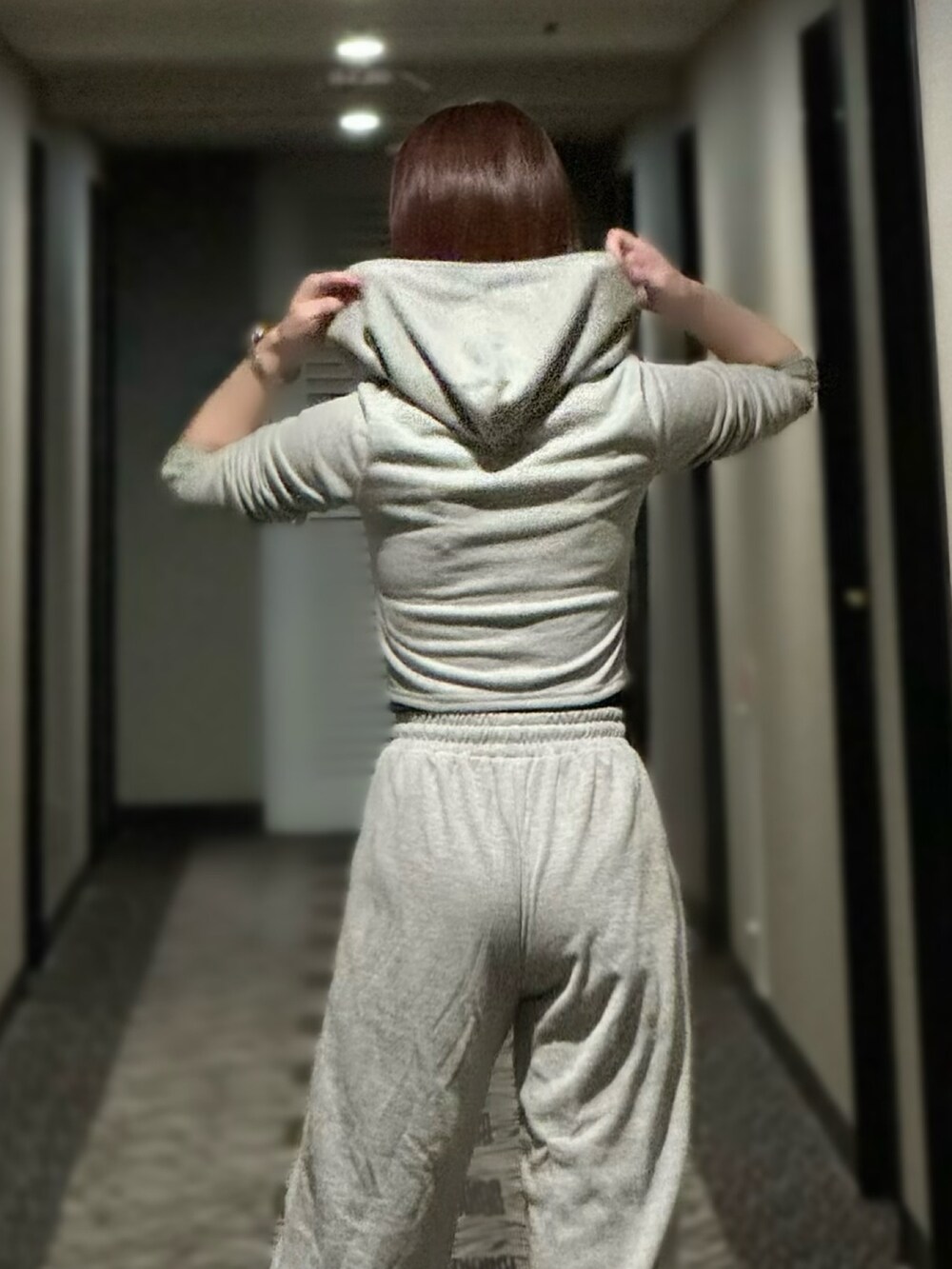 グレー系のルームウェアを着用したレディースの冬コーディネートの2枚目の写真