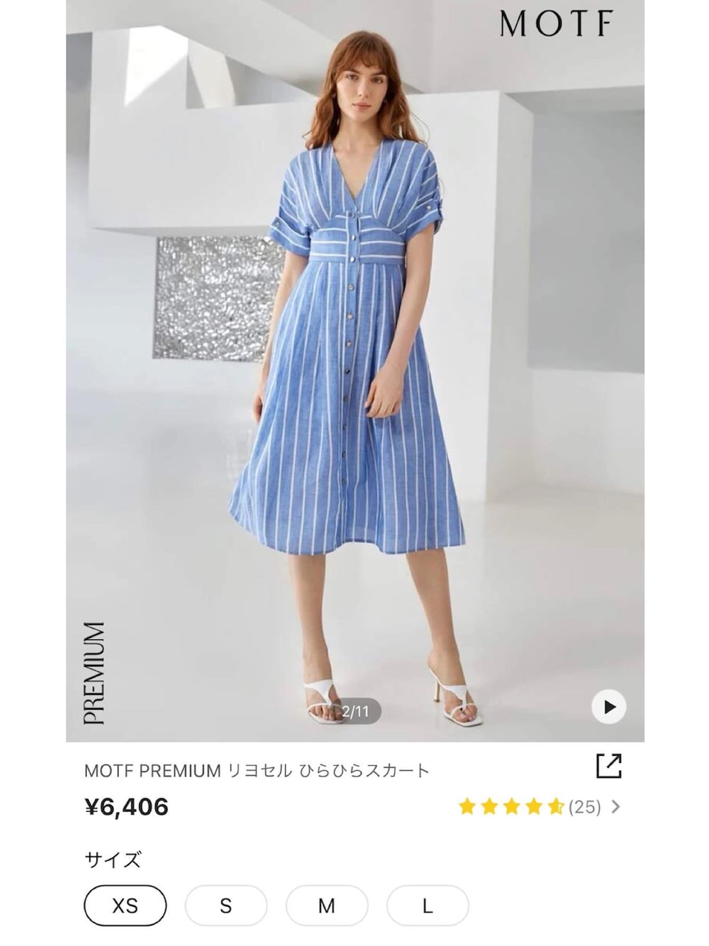 ブラック系のショルダーバッグ、ブルー系のワンピース/ドレス、ホワイト系のサンダルを着用したレディースの夏コーディネートの3枚目の写真