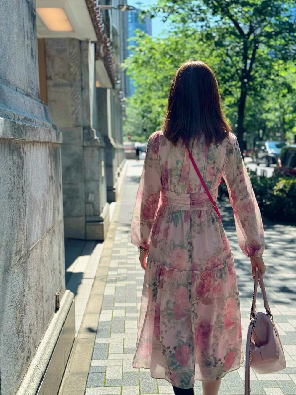 ピンク系のワンピース/ドレスを着用したレディースの夏コーディネートの2枚目の写真