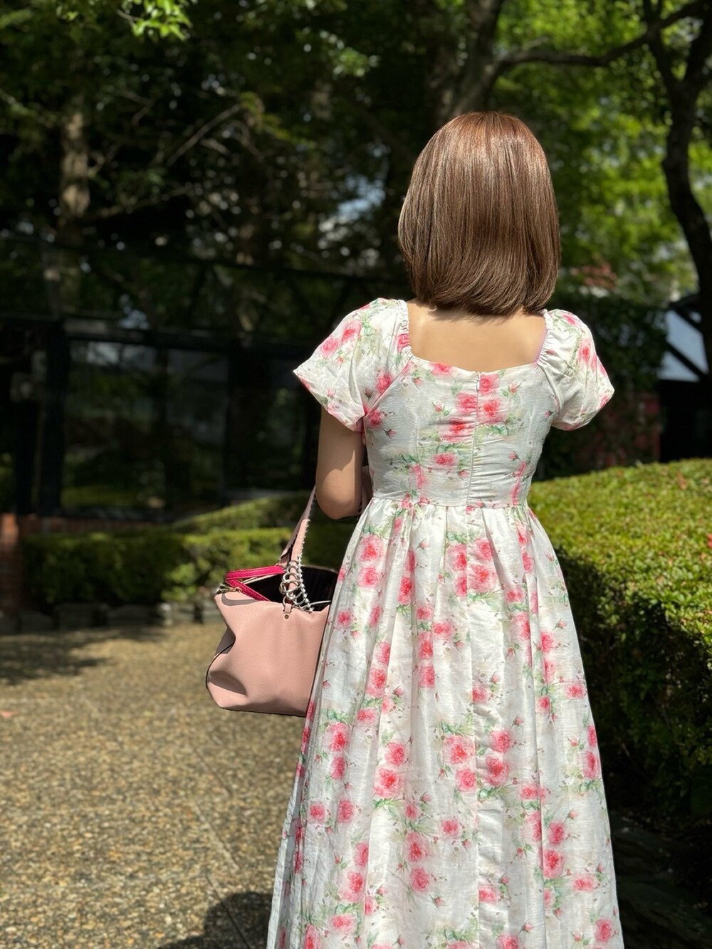 ホワイト系のワンピース/ドレスを着用したレディースの秋コーディネートの2枚目の写真