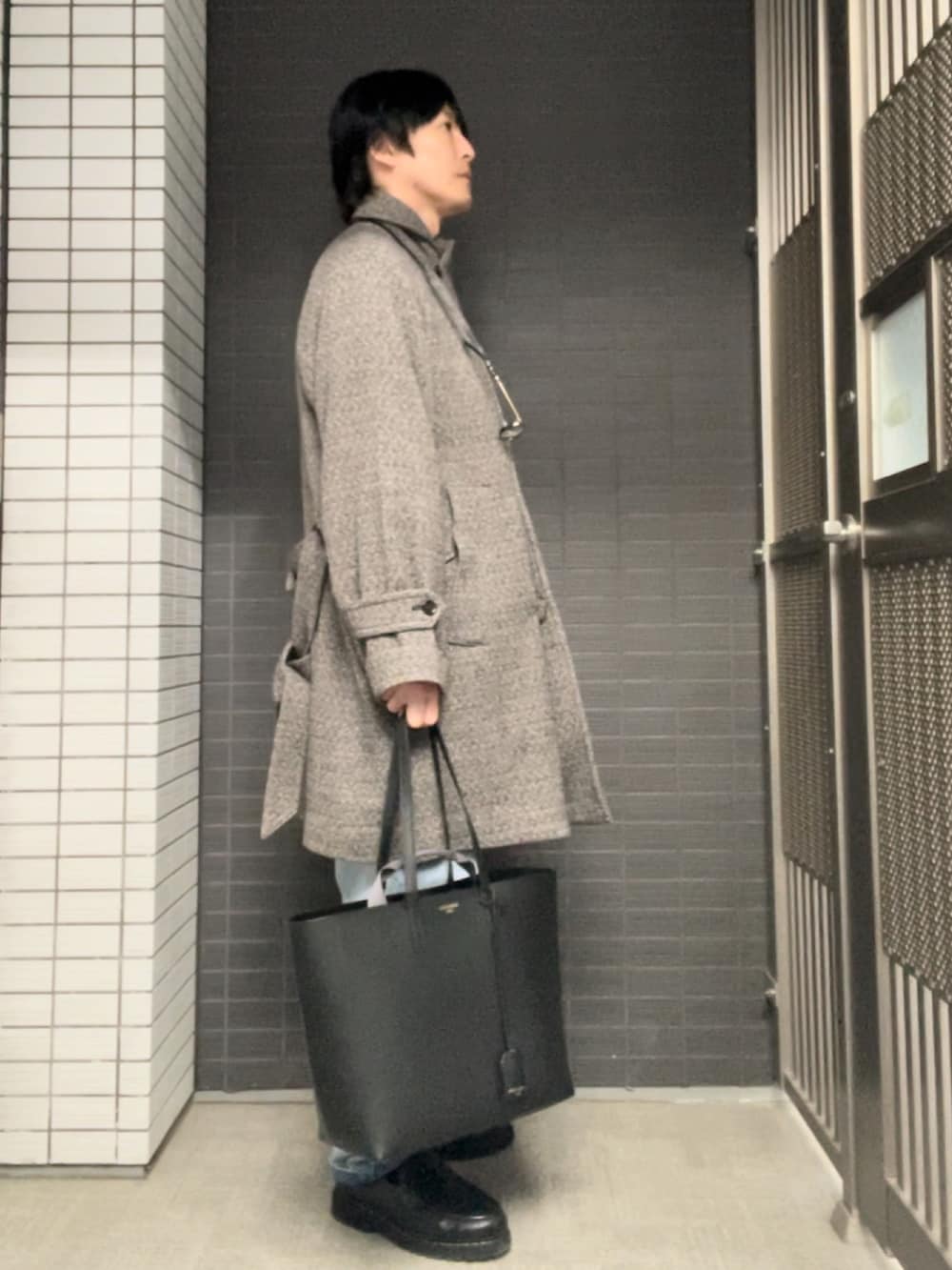 「おしゃれさんと繋がりたい、ULTERIOR、yleve、999.9、berwick1707、Saint Laurent、コート、へリンボーン、ツイード、冬を彩る色いろコーデ、フォローミー、フォロー返します、フォロバ、COMOLI、コモリ」｜「SAINT LAURENT PARISのアイテム（トートバッグ、ブラック系）」を使った、YOSHIMAさん（メンズ・169cm）の冬コーディネートの2枚目の写真