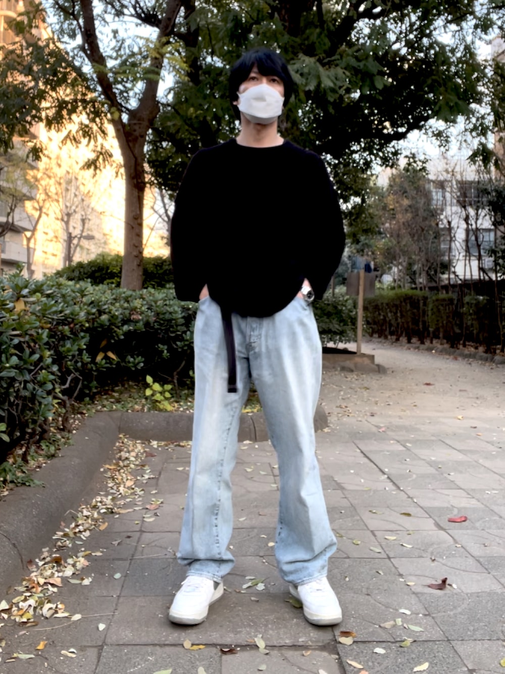 「COMOLI、コモリ、ブリーチデニム、フットボールTシャツ、エアフォースワン、NIKE、NIKE AIR FORCE、ナイキ、COMME des GARCONS、コムデギャルソン、COMME des GARCONS HOMME PLUS、お洒落さんとつながりたい、ゆるコーデ、新星WEARISTAにエントリー、ストリート」｜「COMOLIのアイテム（ニット/セーター、ブラック系）」を使った、YOSHIMAさん（メンズ・169cm）の冬コーディネートの2枚目の写真