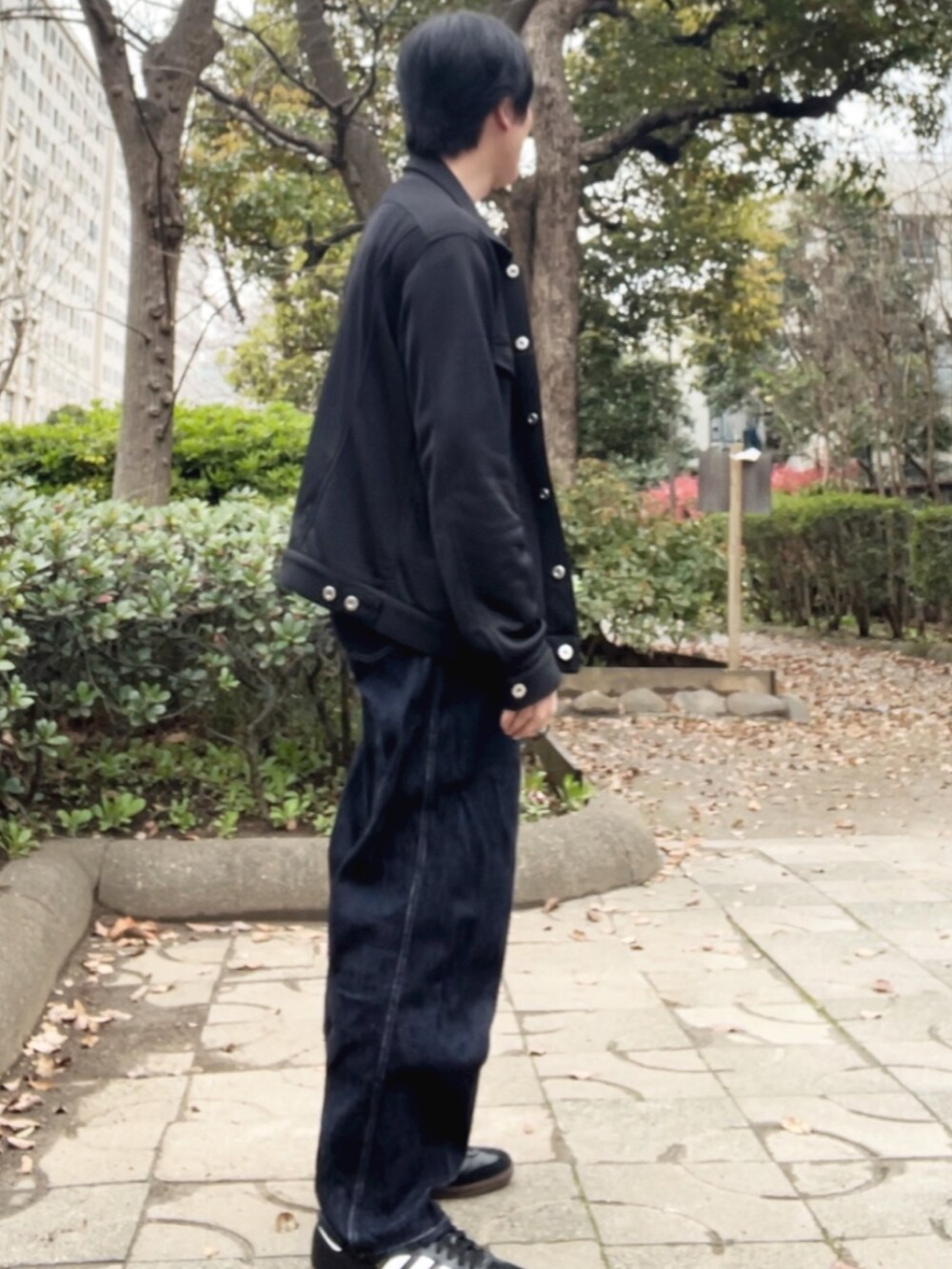「スニーカー、adidas、アディダス、samba、COMOLI、コモリ、ulterior、COMME des GARCONS、TOMWOOD、シンプルコーデ、オトナカジュアル、フォロー返します、フォロバ、カジュアルコーデ」｜「COMOLIのアイテム（デニムパンツ、ブルー系）」を使った、YOSHIMAさん（メンズ・169cm）の春コーディネートの4枚目の写真
