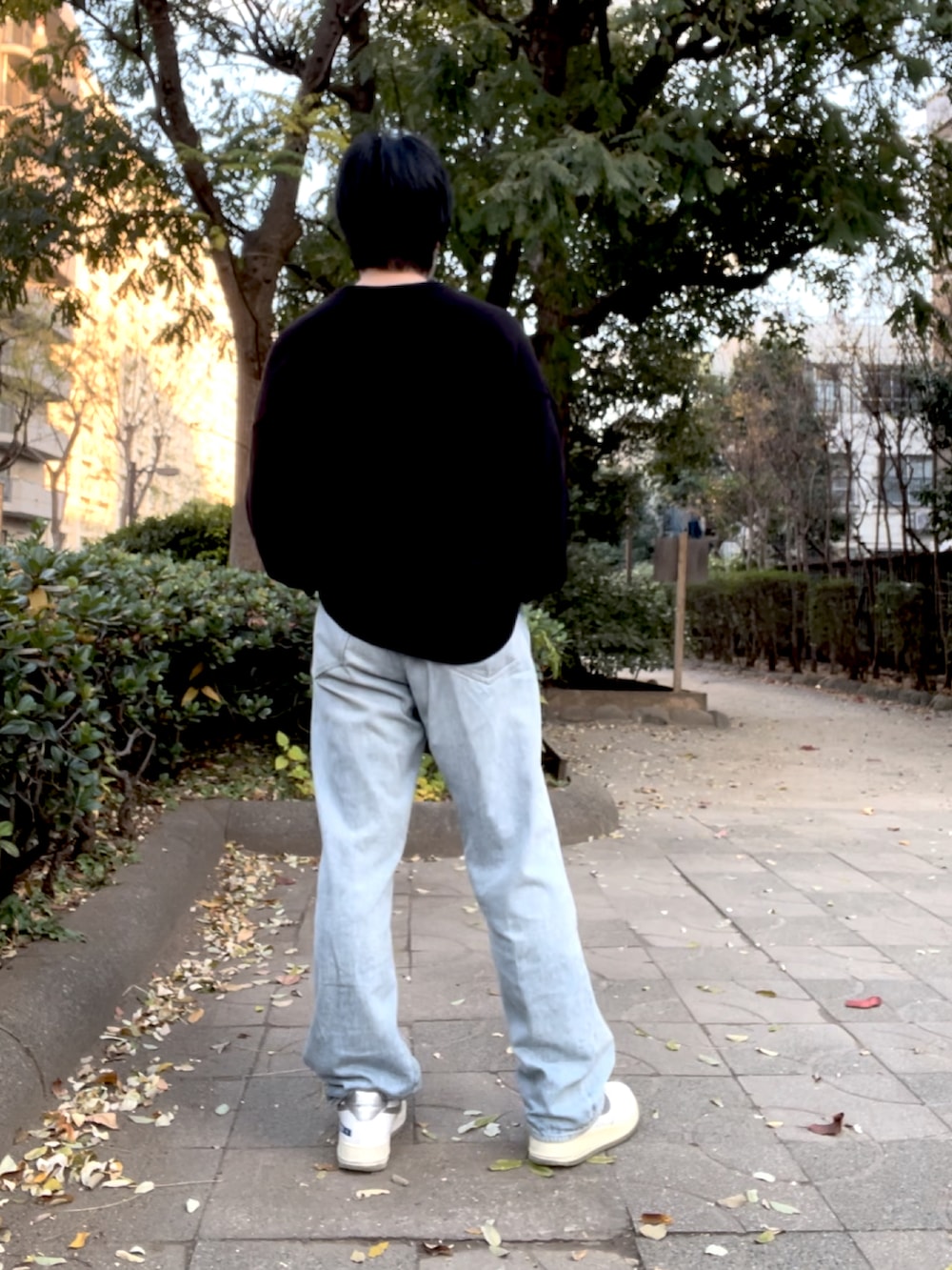 「COMOLI、コモリ、ブリーチデニム、フットボールTシャツ、エアフォースワン、NIKE、NIKE AIR FORCE、ナイキ、COMME des GARCONS、コムデギャルソン、COMME des GARCONS HOMME PLUS、お洒落さんとつながりたい、ゆるコーデ、新星WEARISTAにエントリー、ストリート」｜「COMOLIのアイテム（ニット/セーター、ブラック系）」を使った、YOSHIMAさん（メンズ・169cm）の冬コーディネートの4枚目の写真