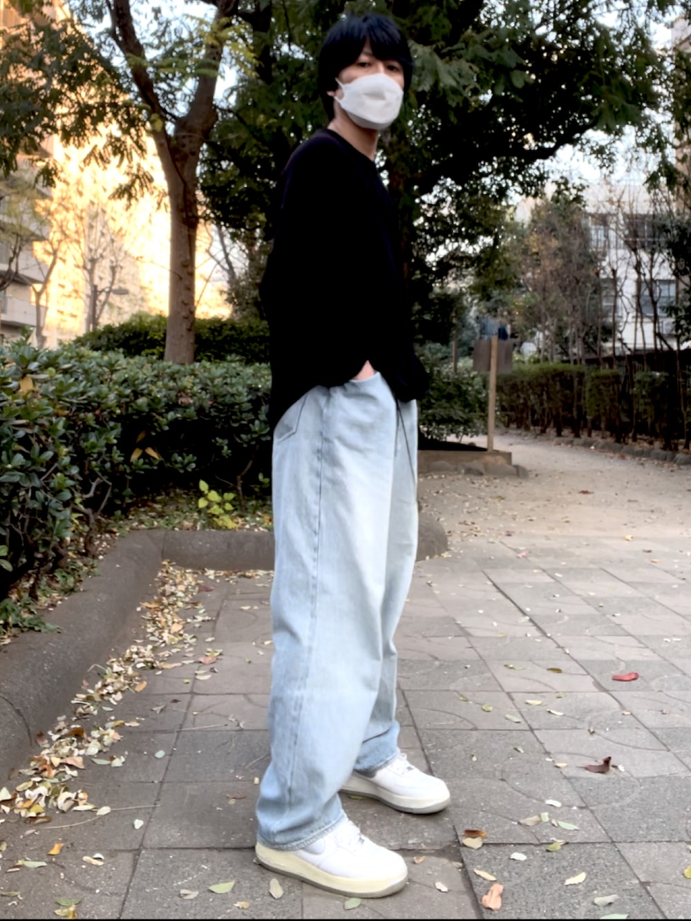 「COMOLI、コモリ、ブリーチデニム、フットボールTシャツ、エアフォースワン、NIKE、NIKE AIR FORCE、ナイキ、COMME des GARCONS、コムデギャルソン、COMME des GARCONS HOMME PLUS、お洒落さんとつながりたい、ゆるコーデ、新星WEARISTAにエントリー、ストリート」｜「COMOLIのアイテム（ニット/セーター、ブラック系）」を使った、YOSHIMAさん（メンズ・169cm）の冬コーディネートの3枚目の写真